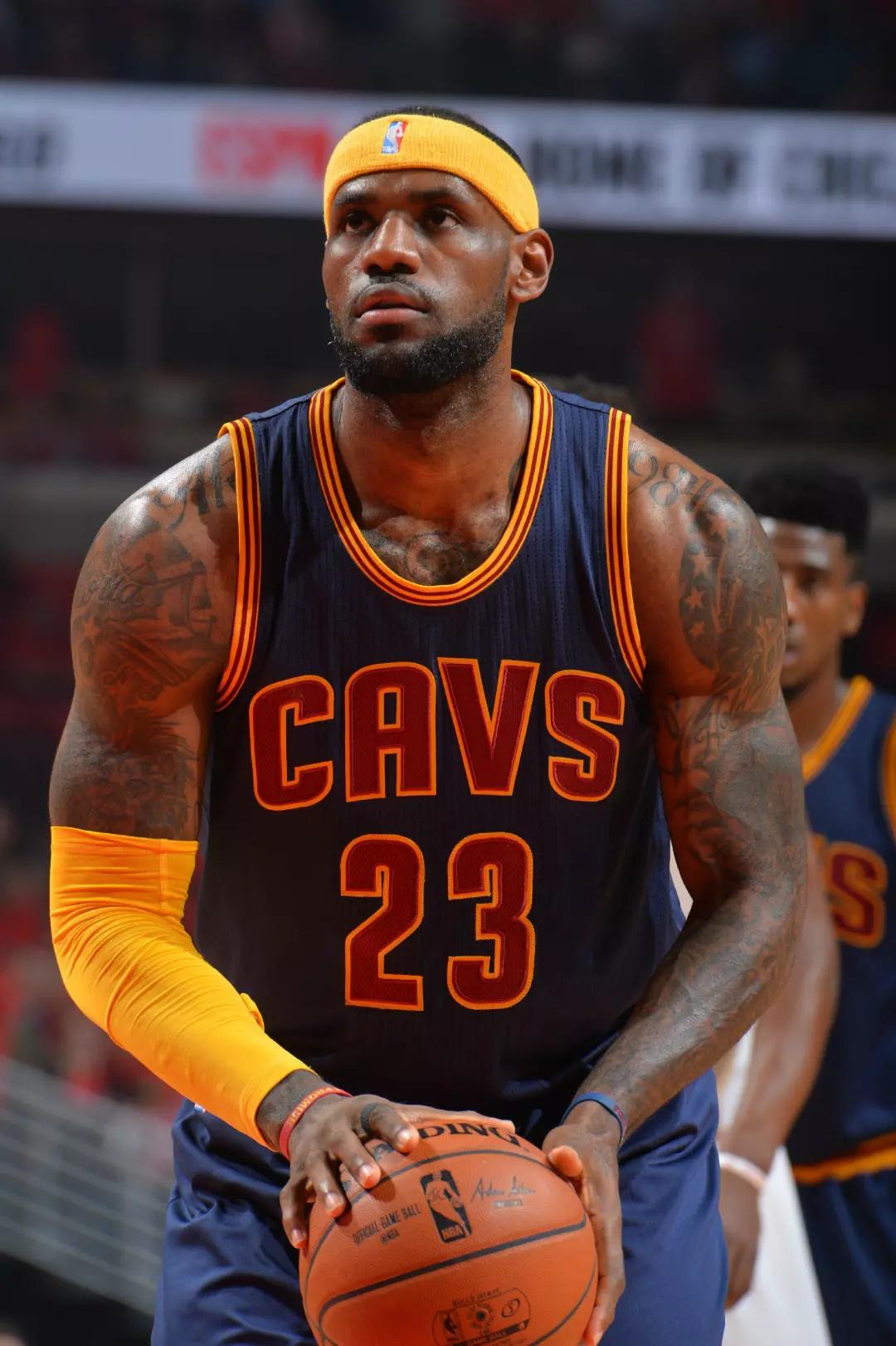 这中卫是真正的后防领袖（这名中卫才是后防线的真正领袖）