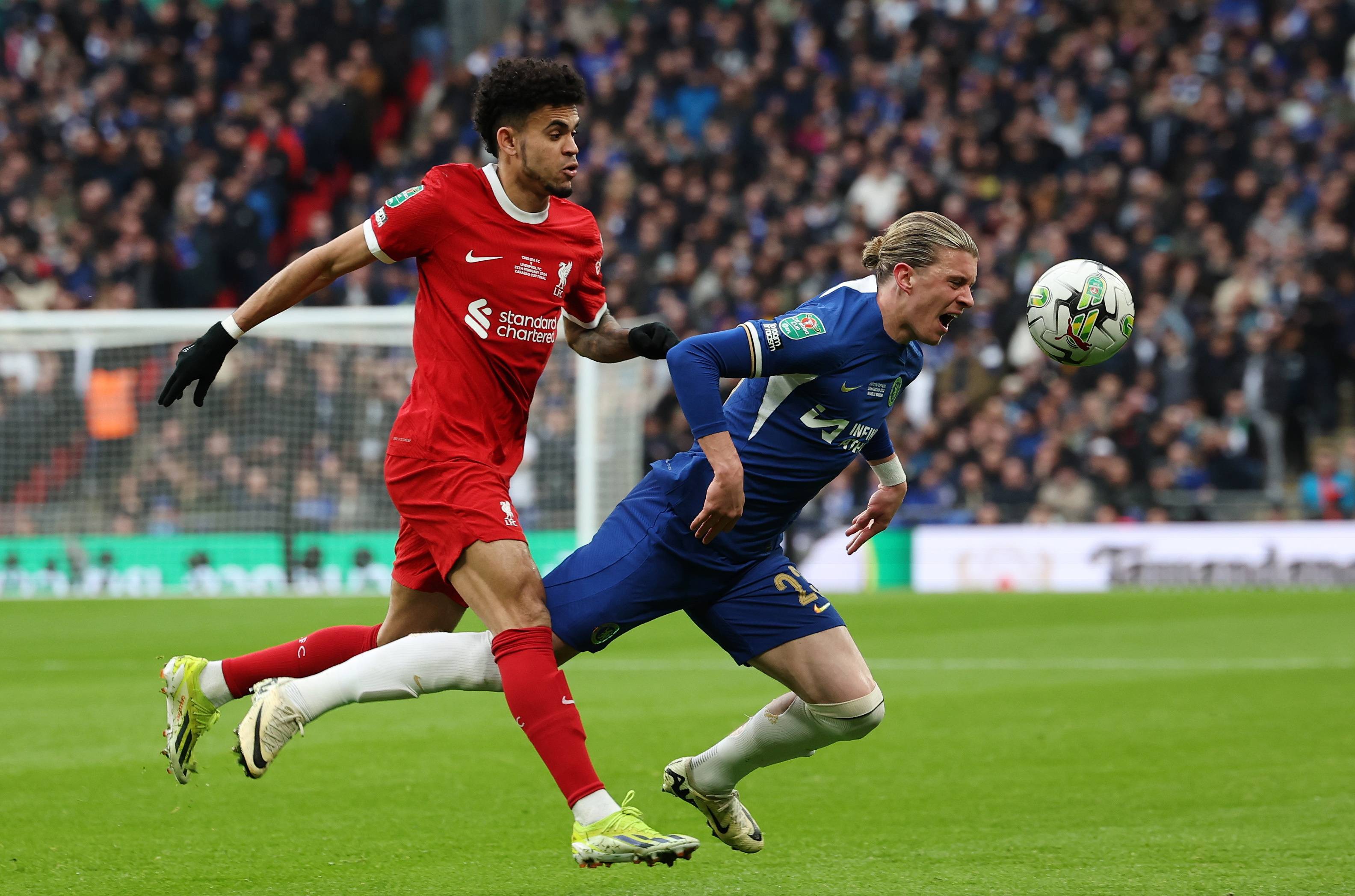 西班牙2026年世界杯球衣：红色底+海军蓝衣袖搭配红黄色条纹（西班牙队2026世界杯战袍：红底配海军蓝袖，红黄条纹点缀）