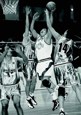 莱奥核磁检测排除肌肉损伤，将治疗炎症力争出战超级杯（莱奥核磁显示无肌肉损伤，将消炎治疗力争赶上超级杯）