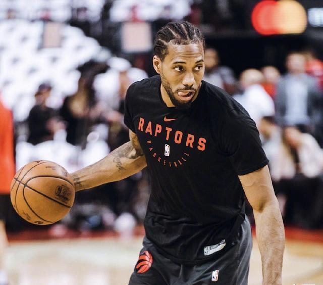 随阿根廷队在西班牙公开训练，梅西：感谢今天到场的所有人（阿根廷队在西班牙进行公开训练课，梅西向到场观众致谢）