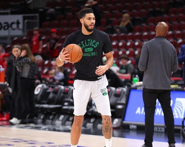 前锋终结进球荒，庆祝动作感动球迷（射手终结球荒，暖心庆祝打动球迷）