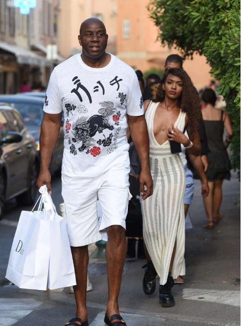 张镇麟上海首秀出战7分钟，3中3得到6分（张镇麟上海首秀仅出战7分钟，三投全中拿下6分）